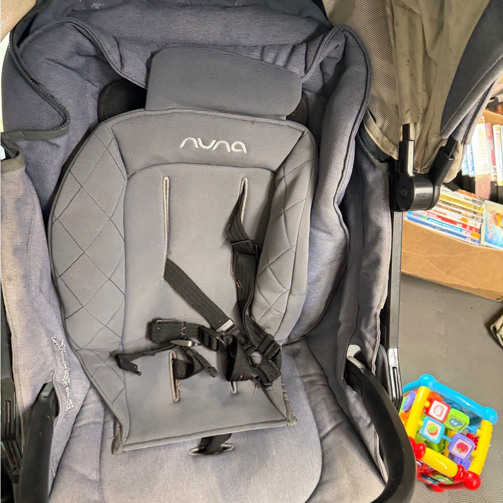 Nuna Tavo Stroller (for parts) 2 back wheels and seat liner are all thats left - Picture 2 of 10